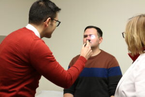 Fábio A. Nascimento, MD, and Patty Schaefer examine a patient