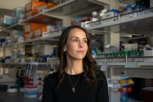 Linde Jacobs stands in a lab wearing a black shirt